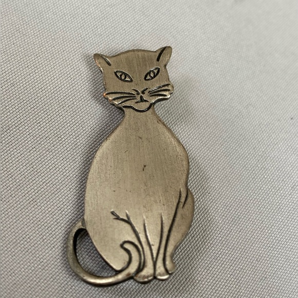 Interesting brushed pewter cat pin - Picture 1 of 4